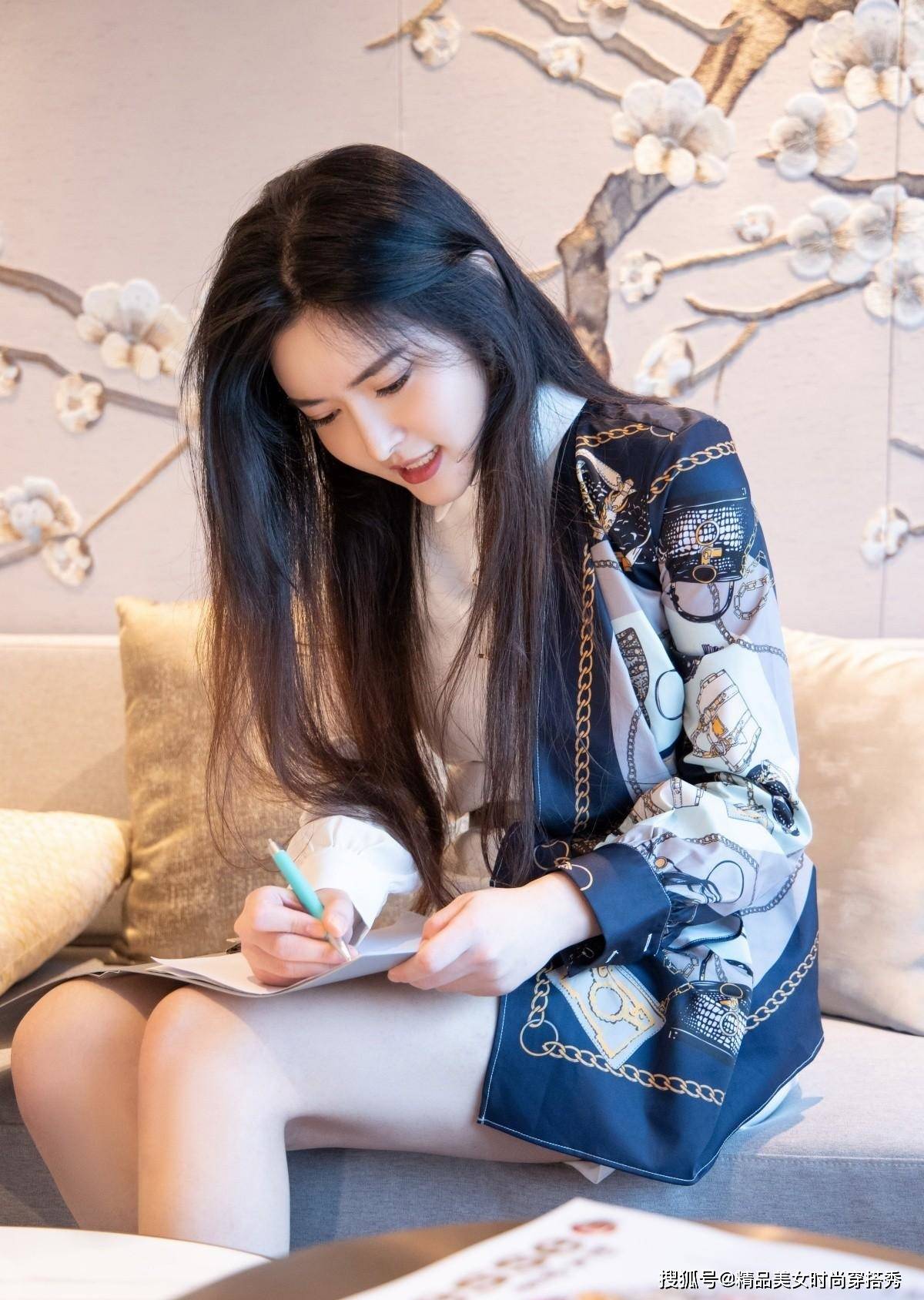 高跟鞋 白色衬衫的拼接裙干练又优雅，简约感十足