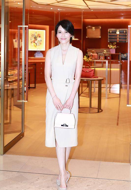 显得 俞飞鸿真的很高级，穿的裙子也很优雅，一点都不装嫩