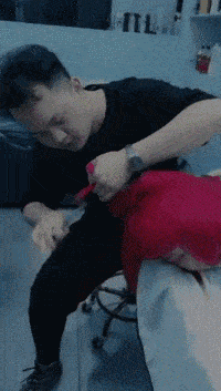 搞笑GIF：哥們，鐵砂掌已練成，以後沒人敢欺負你 搞笑整蠱 第2张
