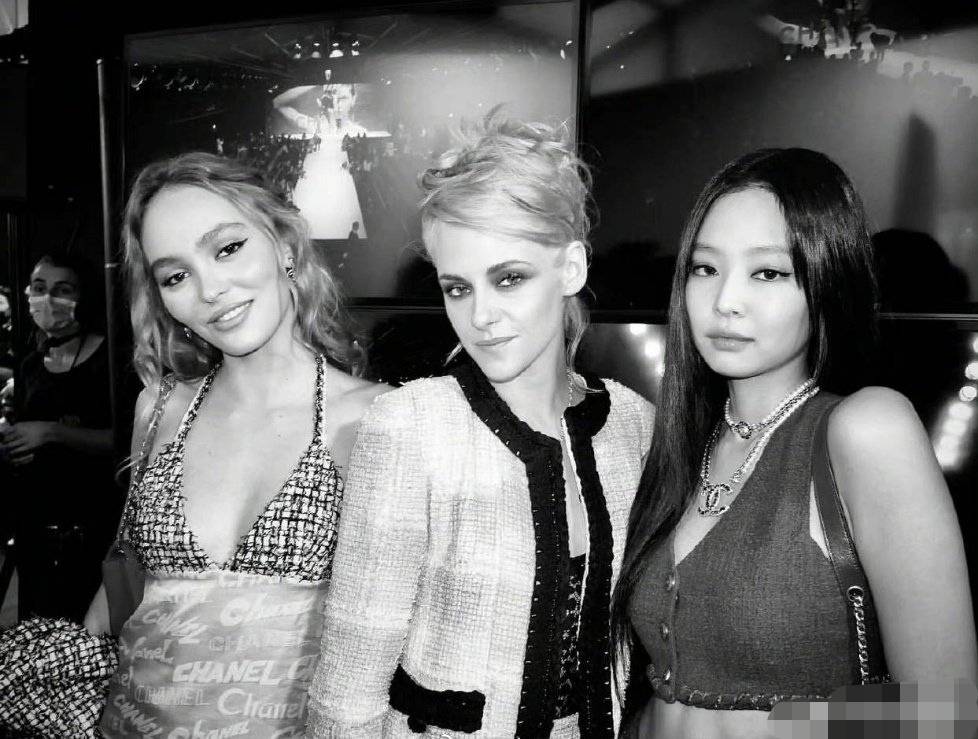 大气 神仙打架！Jennie与小K和德普女儿同框，Jennie小蛮腰超抢眼