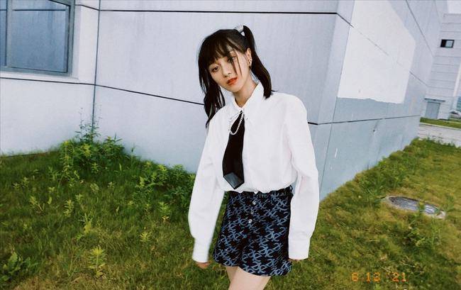 原创卜冠今长了一张校园女主脸穿白色小吊带裙清纯而养眼