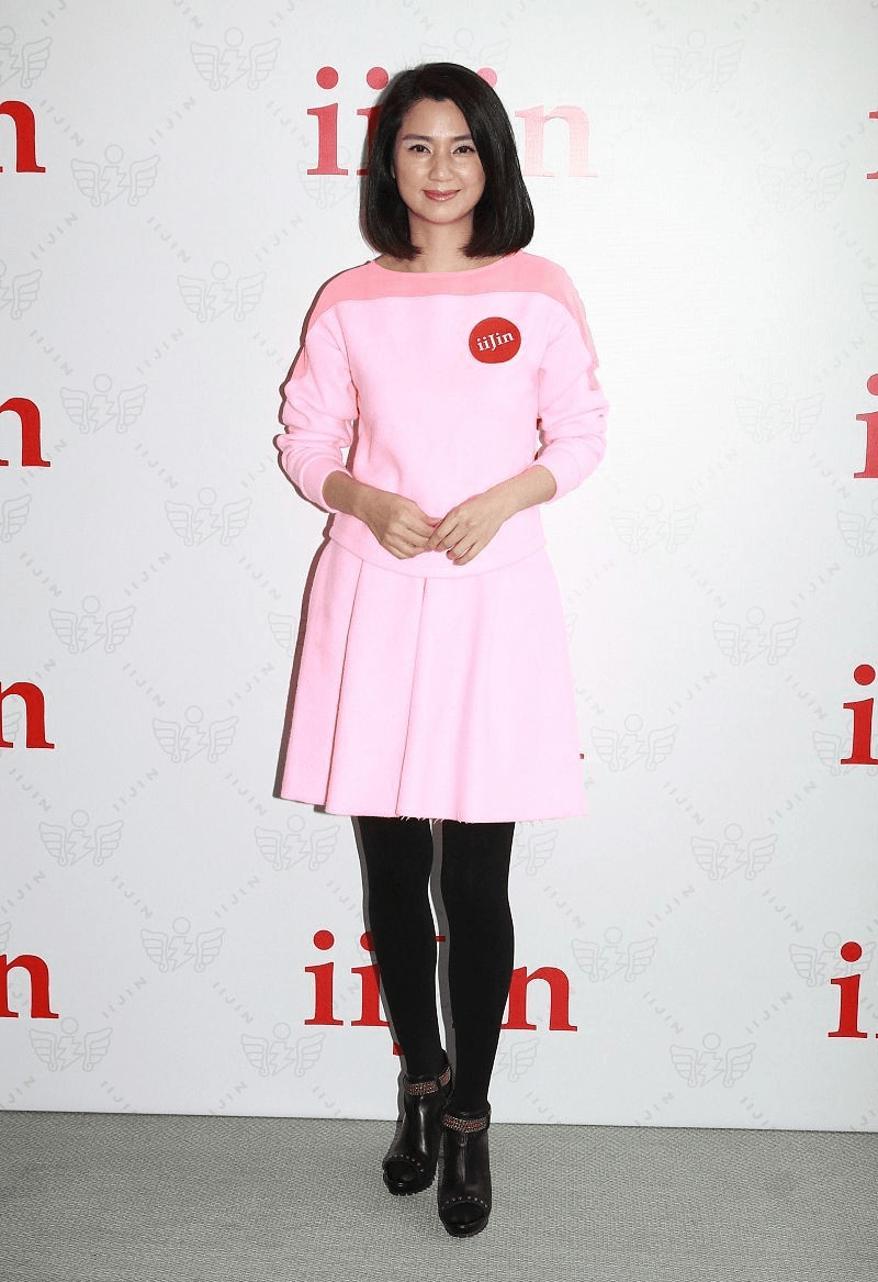 耳环 洪欣穿起小姑娘的裙子还挺美，嫌波点单调配镂空，搭狐狸耳环挺嫩