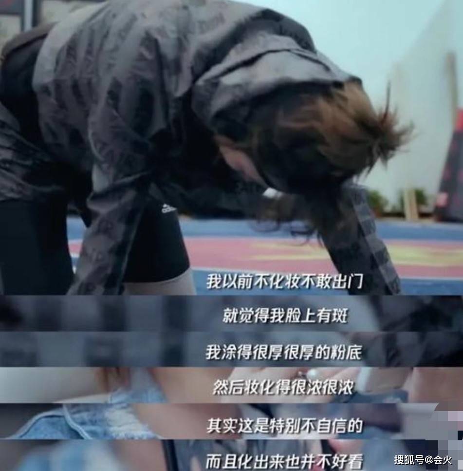 袜子39岁马丽上山游玩，因怕母亲脚痛互换鞋穿，高跟鞋配蓝袜造型辣眼