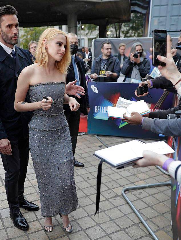 电影|31岁“暮光女”罕见穿华丽裙装，无修图也超美，戴妃电影充满争议