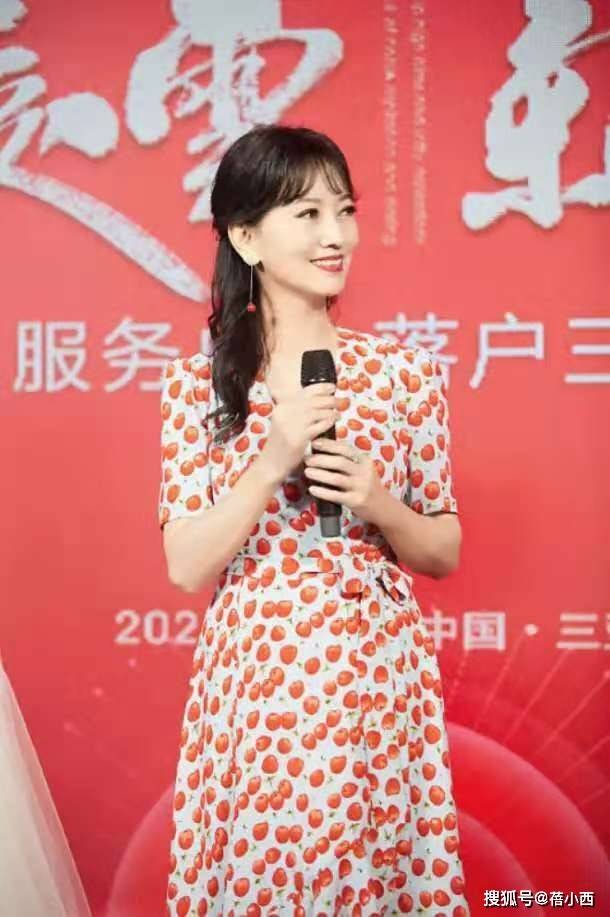 颜色 赵雅芝真是不服老,穿“樱桃连衣裙”腰细腿长好减龄,真有66岁?