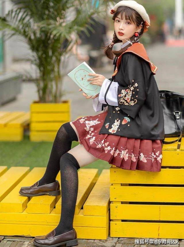 配饰 最近火了一种穿搭叫“汉服+丝袜”，时髦显瘦，还很高级