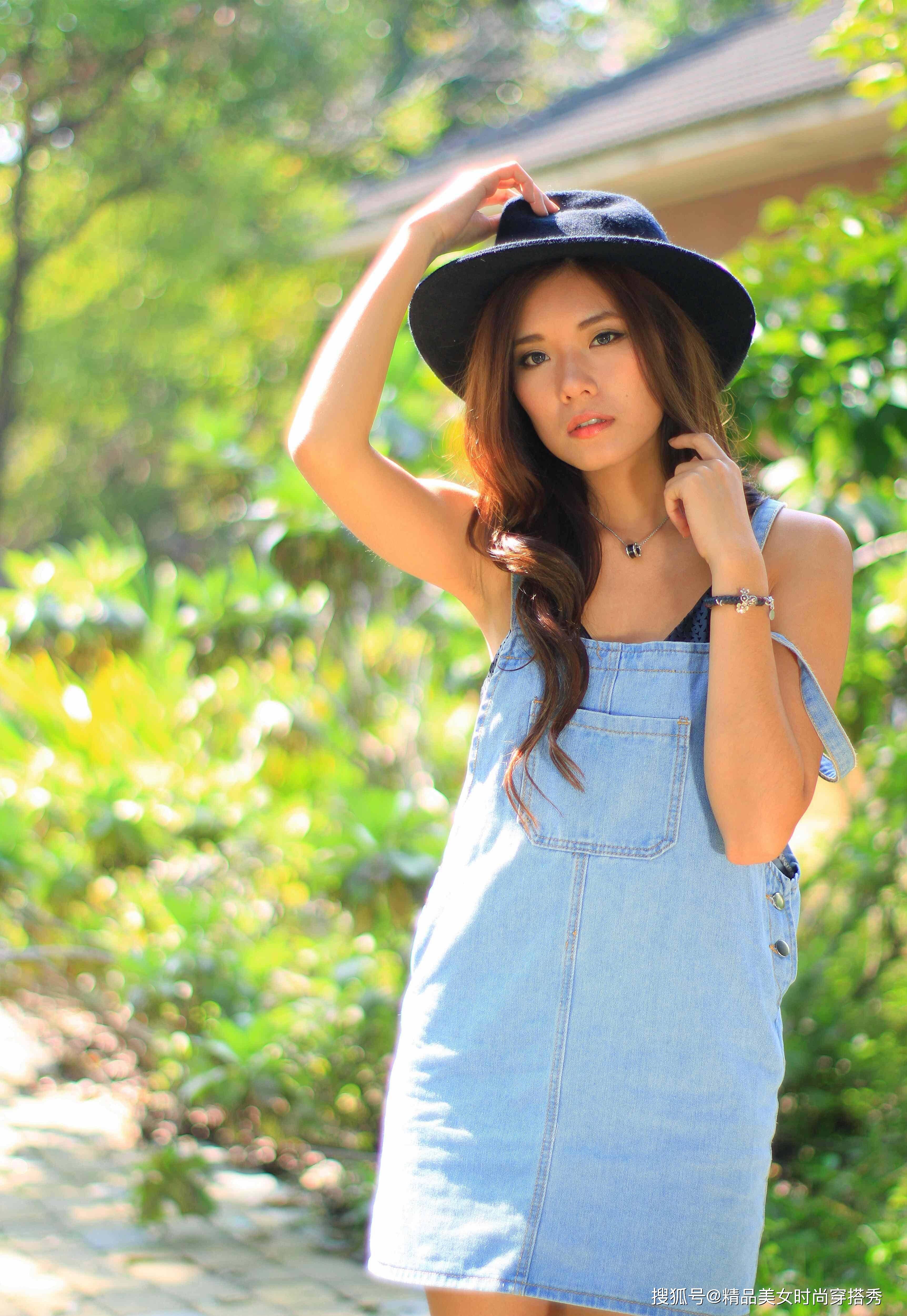 漂亮 浅色的牛仔吊带裙休闲又减龄，内搭一件吊带背心简约个性