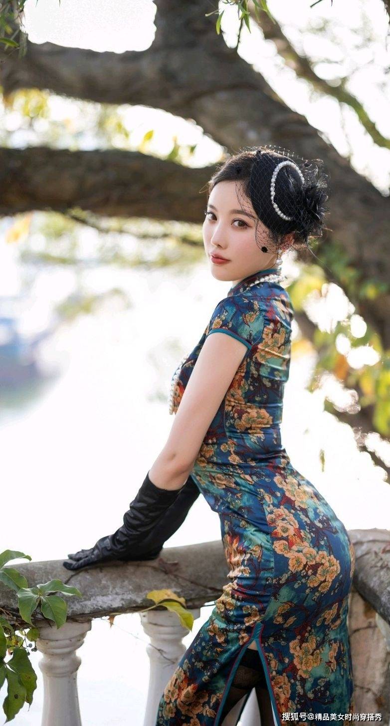 复古的旗袍展现出女性的成熟美,搭配时尚的高跟鞋,尽显优雅范
