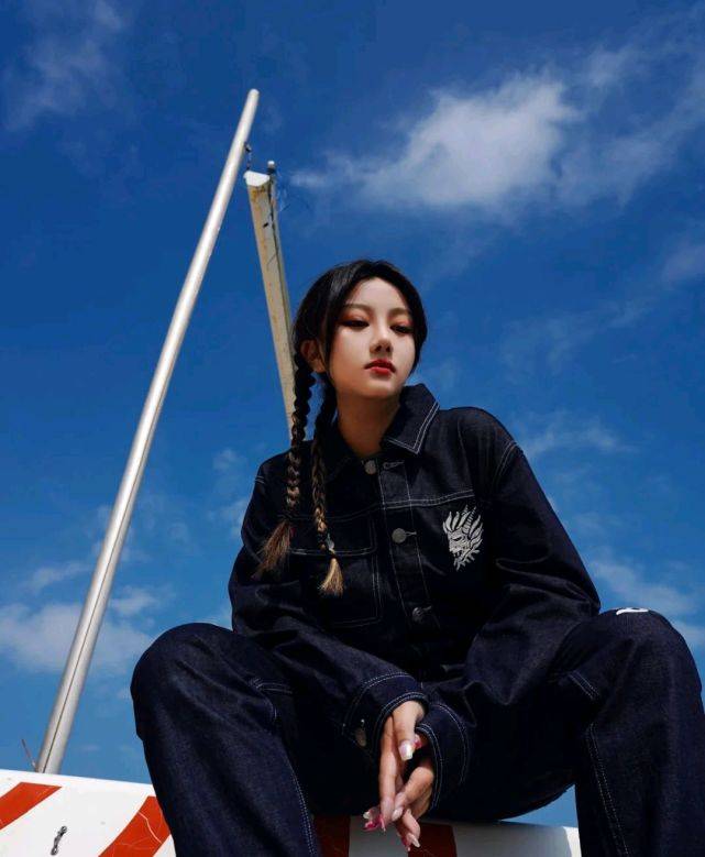 服装 谁说牛仔外套过时了？只要选对了服装款式，可以惊艳四座