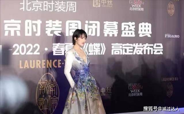 显得 穿宫廷风撞色长裙气场强大，冷艳高贵不输姐姐