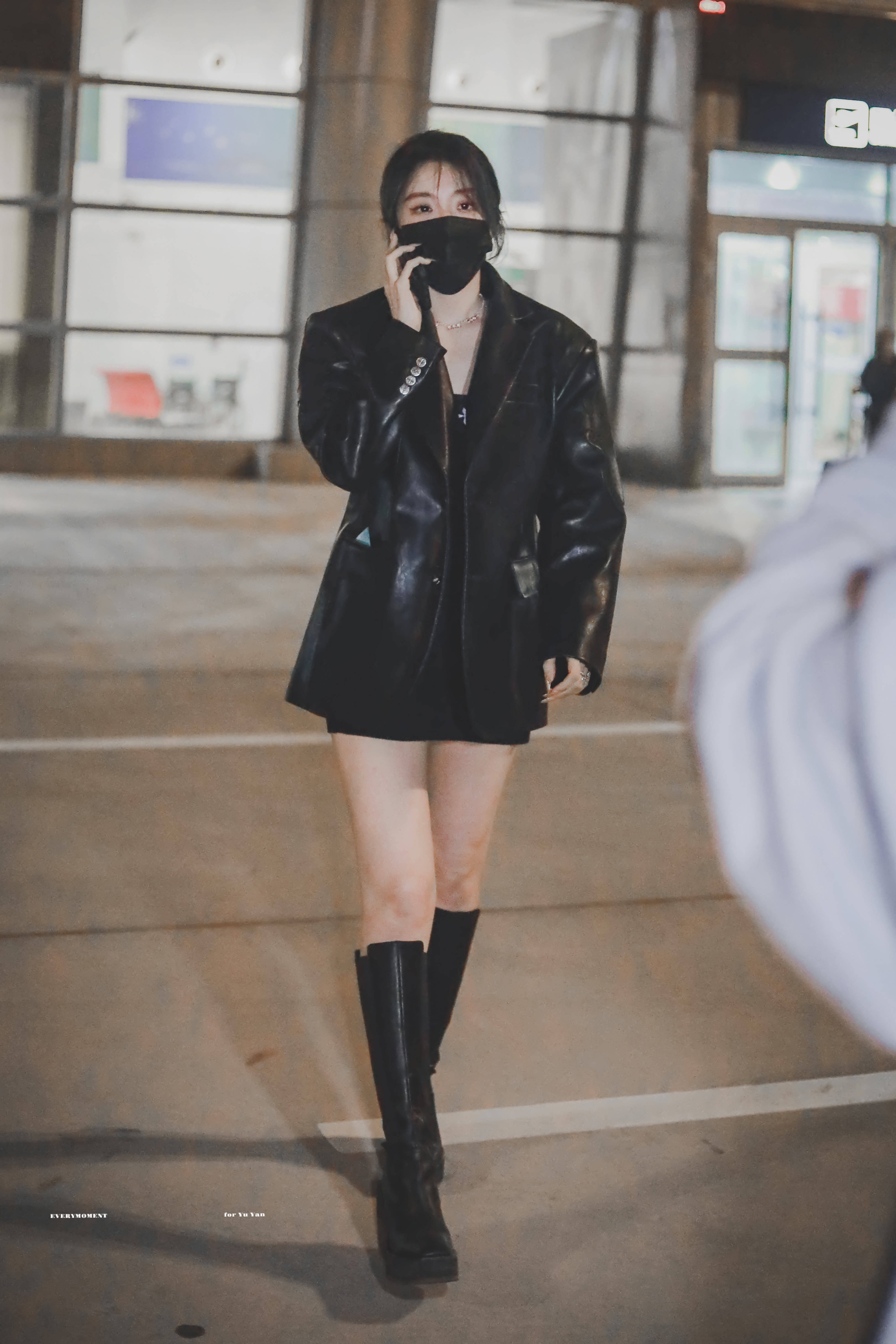 女明星秋日穿搭:喻言all black沙漠酷飒穿搭风好评如潮