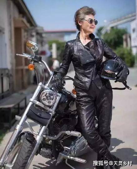 显得 惊艳到了！即使年华老去，依旧能美的优雅又高级