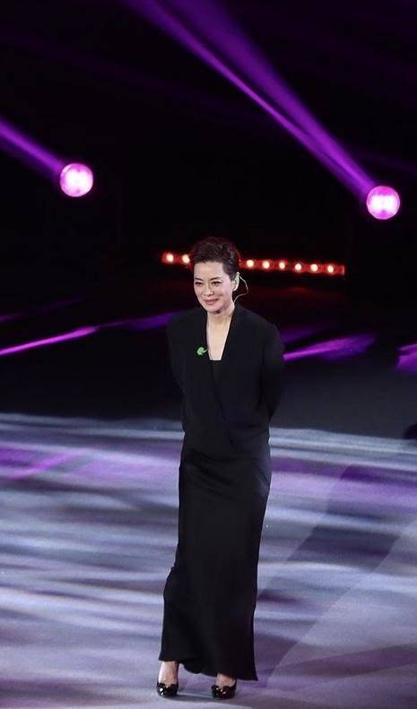 配饰 毛阿敏越老越潮，穿一身黑还扎个小揪揪，瘦成“麻杆”也有大姐范