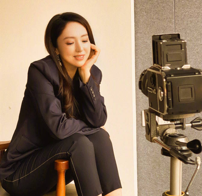 董璇 董璇机场拧女儿耳朵！穿西装露脐装美如画，女儿躲怀里撒娇太可爱