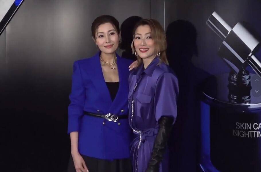 身材 51岁李嘉欣发福了，穿蓝色西装胖一圈，系腰带腰围快成郑秀文2倍
