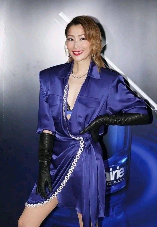 贵妇 李嘉欣胖了14斤更有贵妇味，和郑秀文同穿蓝色，看完不想减肥了