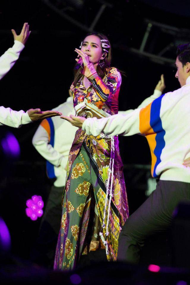 风情 蔡依林穿衣真胆大，一件印花衬衫搭配阔腿裤显高又显瘦，简约时髦