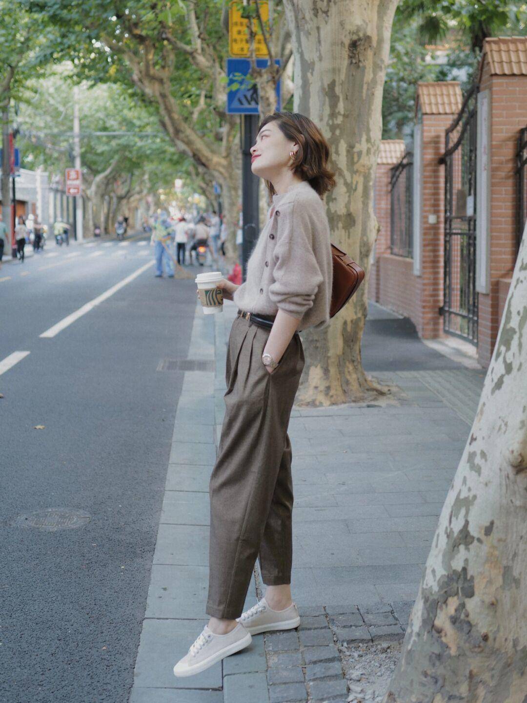 进行 秋天还在穿黑白配？今年流行“大地色”，让你轻松穿出不俗气质