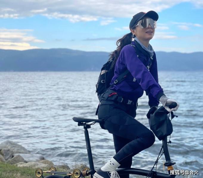 舞台|41岁张静初健身视频曝光！小蛮腰肌肉臂好惹眼，脚底袜子却有破洞