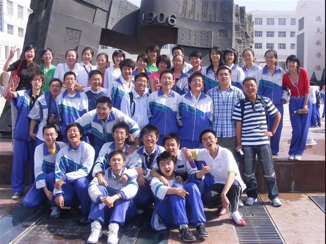 运动服 为啥国内高中的校服看上去这么丑？它的温柔你不懂！
