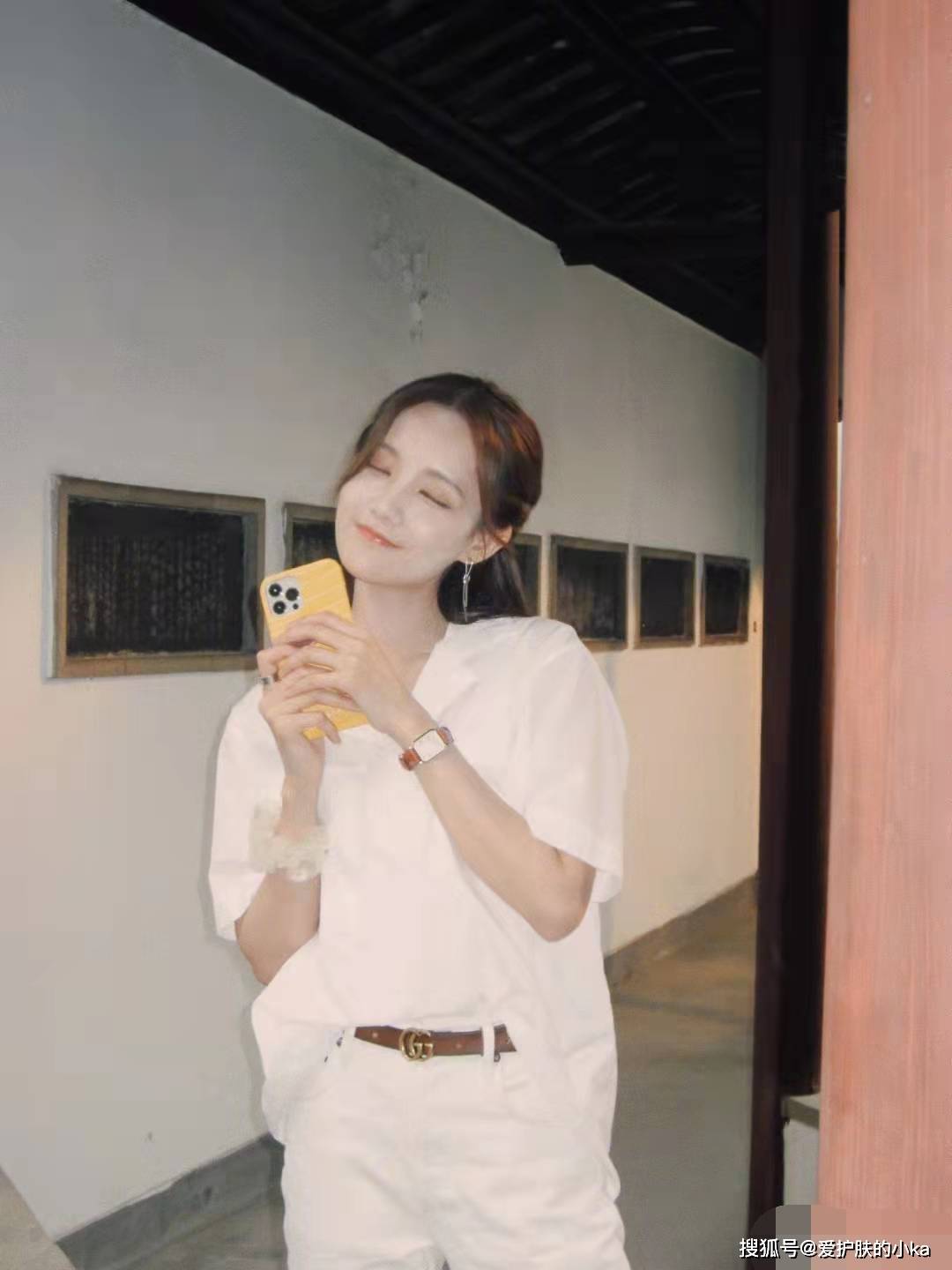 卫衣 ?李一桐“上长下短”好时髦，粉色卫衣青春显嫩，元气满满似学生妹