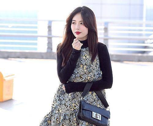 好身材 泫雅选的裙子很奇怪，好身材都藏住了，看着像个小孩一样