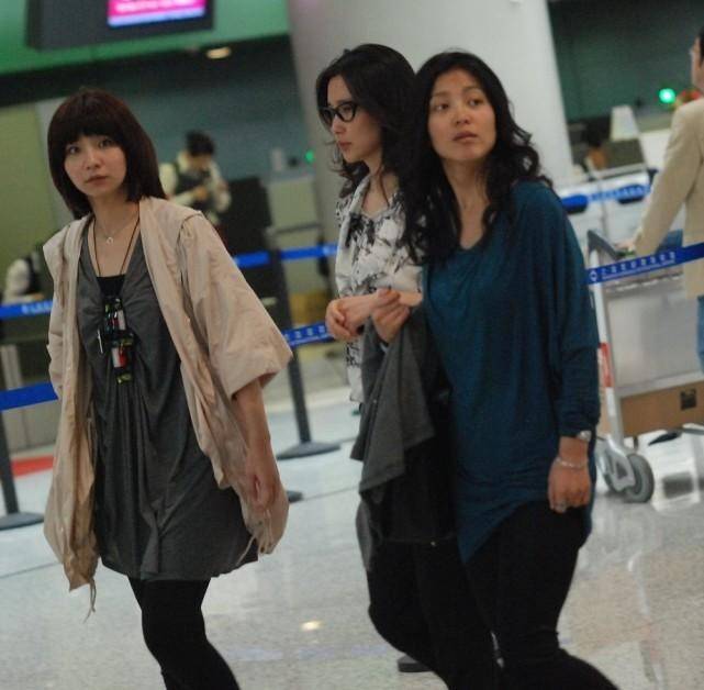 服装 李冰冰与妹妹罕见同框，妹妹虽然小她两岁，但气场感觉比姐姐还强