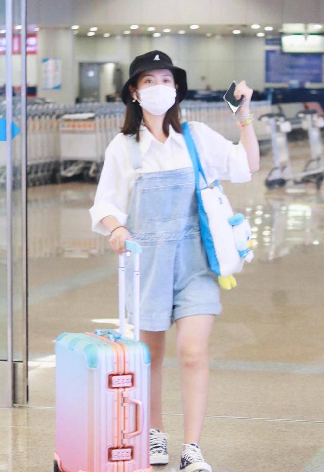 身材 邢菲真有女神范，穿白色衬衫搭配牛仔背带裤走机场，简约洋气