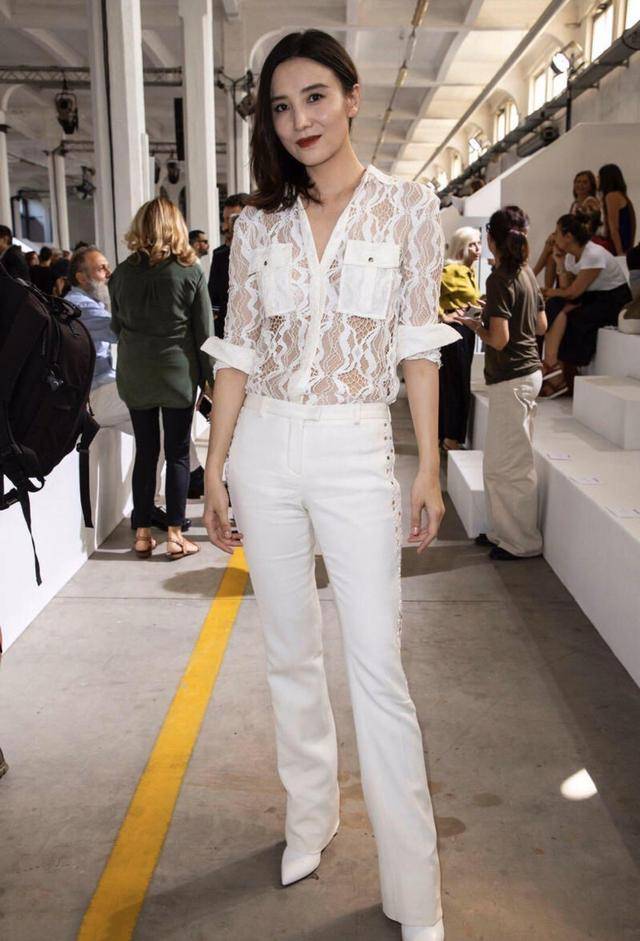 宋佳 宋佳真会穿，身穿黑色连衣裙简约大气，意外穿出了气质女神范