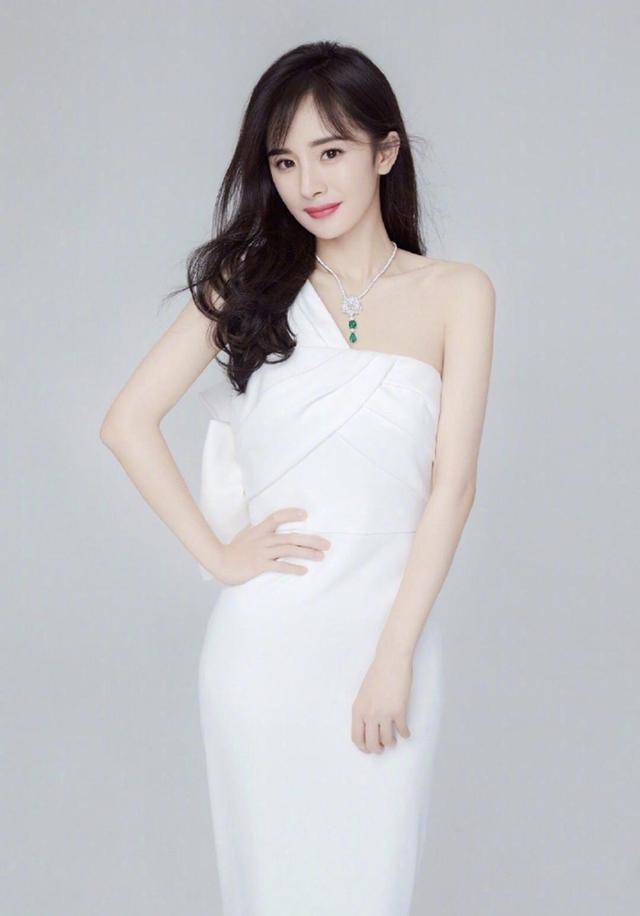 下半身 真难得！杨幂不凹“少女感”后更美了，印花衬衫配五分裤利落大气