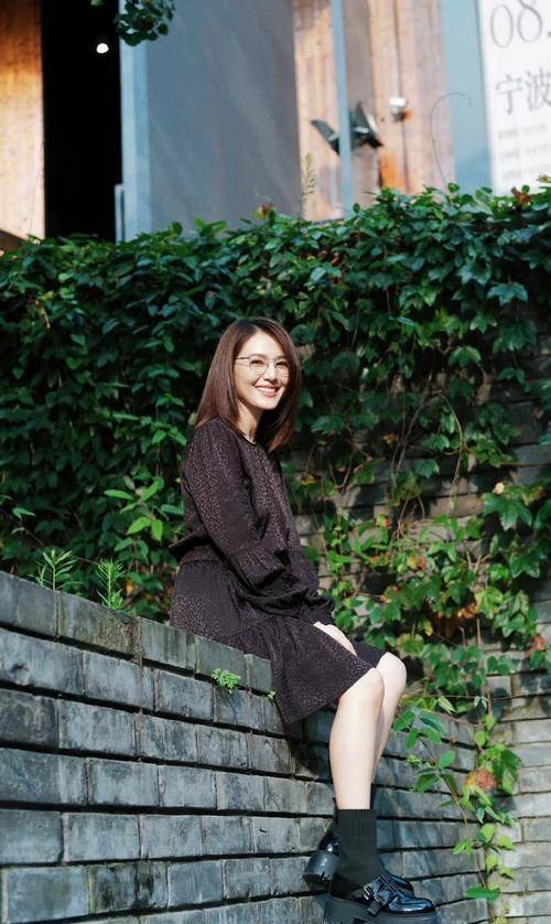 背心 高圆圆42岁生日写真曝光,穿黑色豹纹连衣裙配短靴,优雅知性气质佳