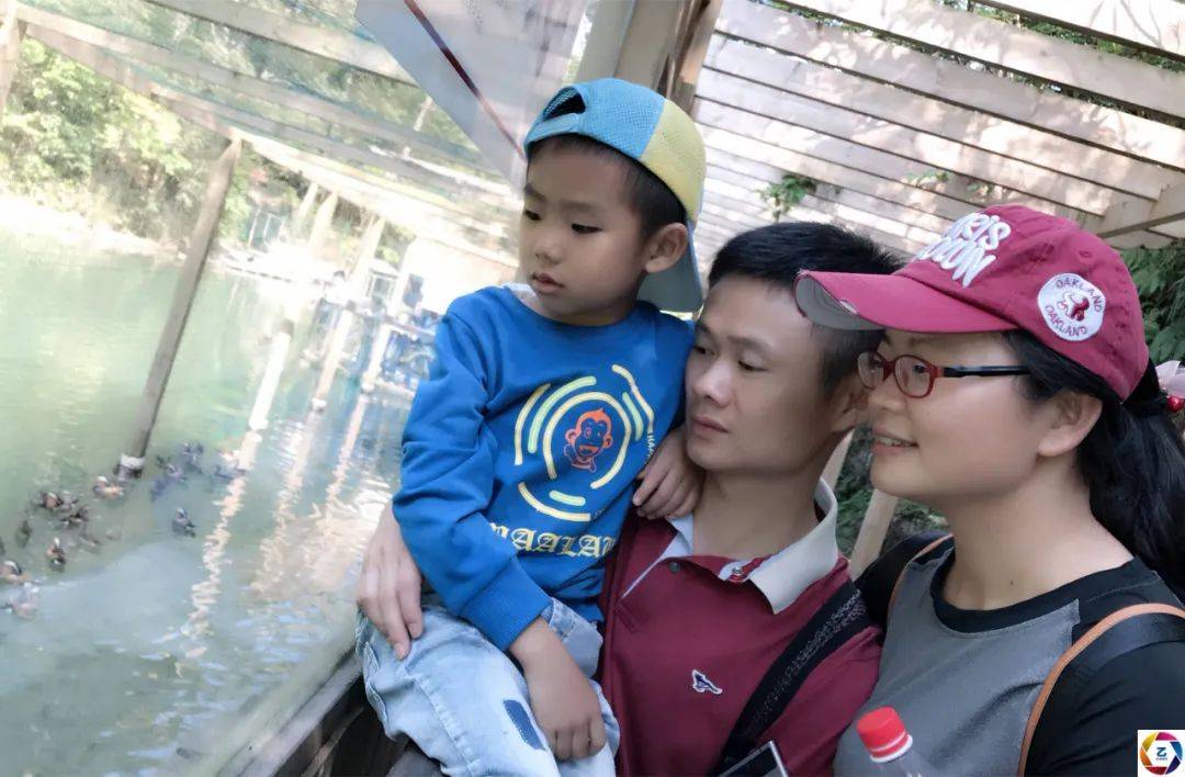 一家人|福建十岁男孩一边做骨穿一边玩手机，一副淡定的样子让人心疼