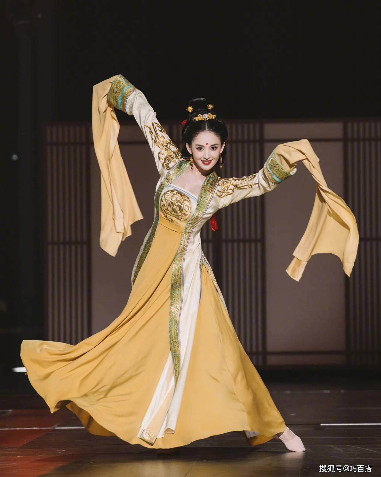 条纹 古力娜扎又美出圈了，条纹针织衫搭配牛仔裤，休闲也能气质范儿