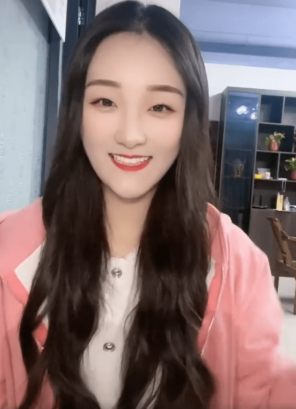 原创陈亚楠打扮甜美出镜开着滤镜尖下巴抢眼是比大衣哥儿子洋气