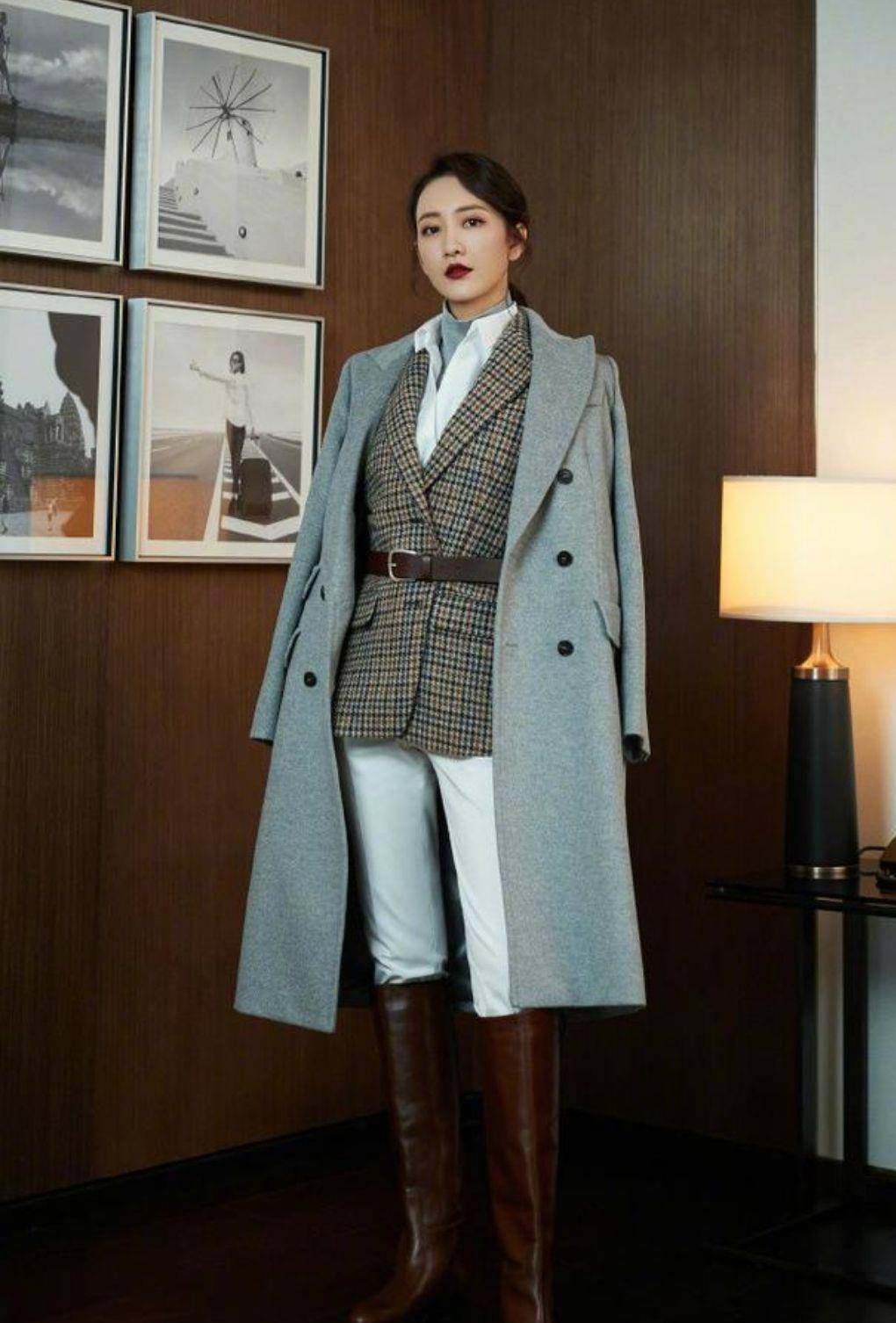 身材苗条 曹颖穿粉色大衣配连衣裙，47岁还真看不出来，身材苗条像少女