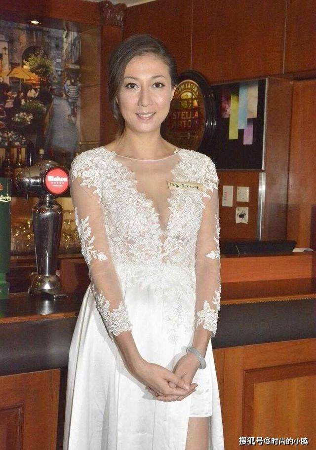 身材 吴绮莉越老越敢秀身材，穿深V蕾丝开叉连衣裙，42寸长腿太抢镜