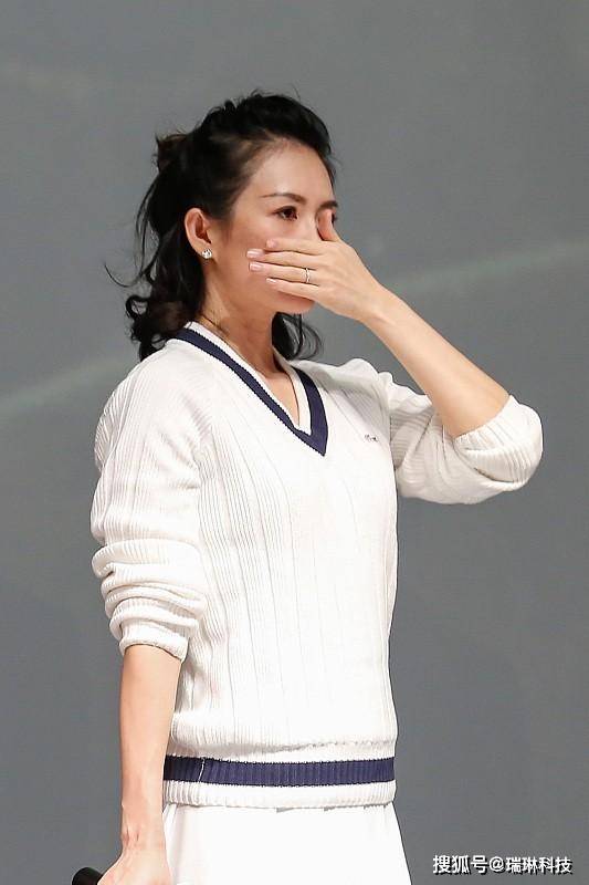 冷色 章子怡首次当导演笑容藏不住，扎双麻花辫挺显嫩，真看不出年纪感