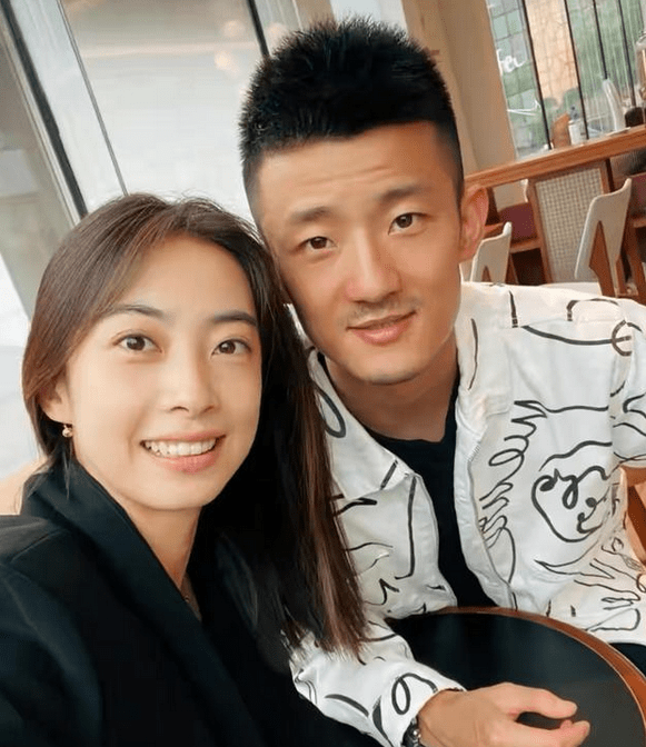 但不同于仍然出现在赛场上的谌龙,王适娴已经退役许久了,两个人现在有