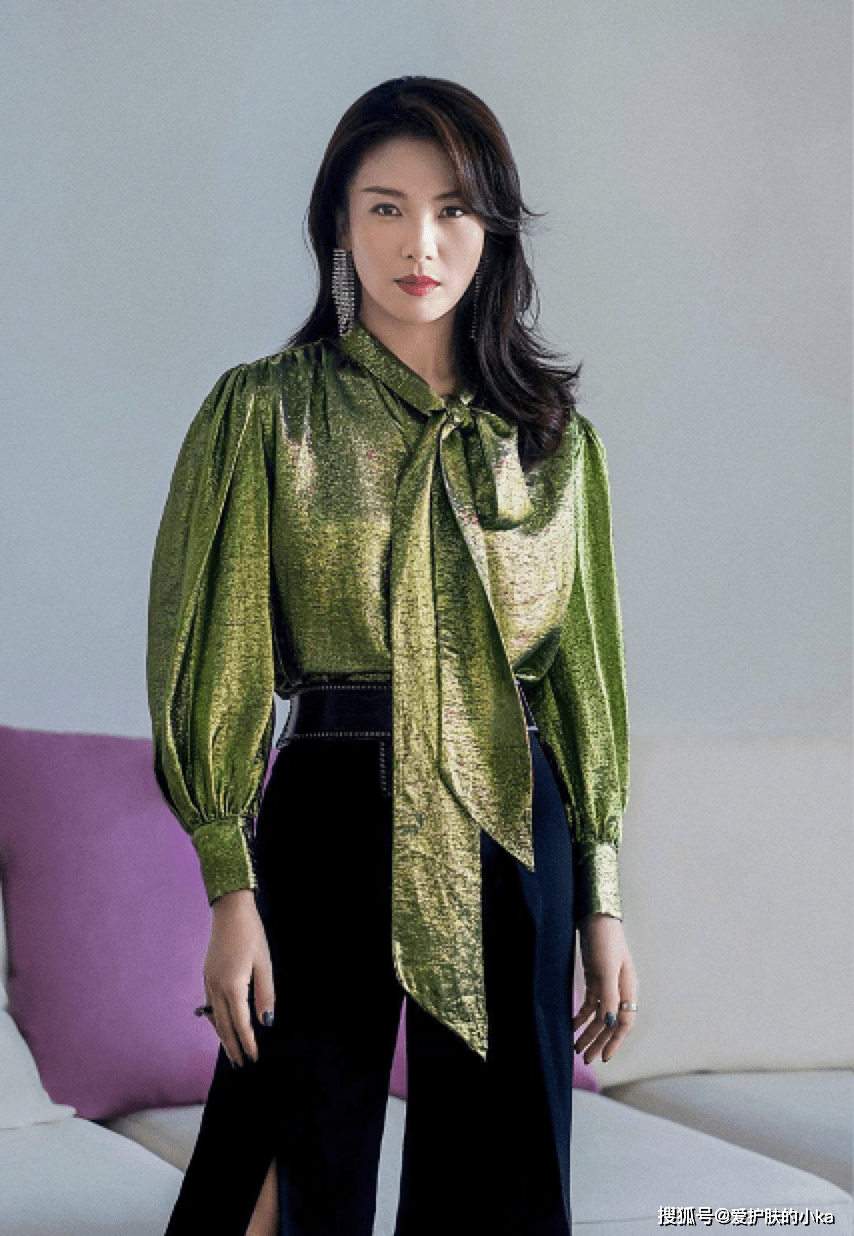 颜色 刘涛“酷姐”路线越走越顺，绿闪闪衬衫配上大佬坐姿，霸气有范