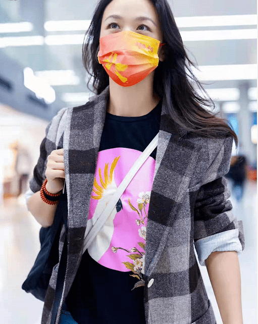 色彩 汤唯脱下礼服赶飞机！穿格纹西装戴中国红口罩心情大好，颜值绝了