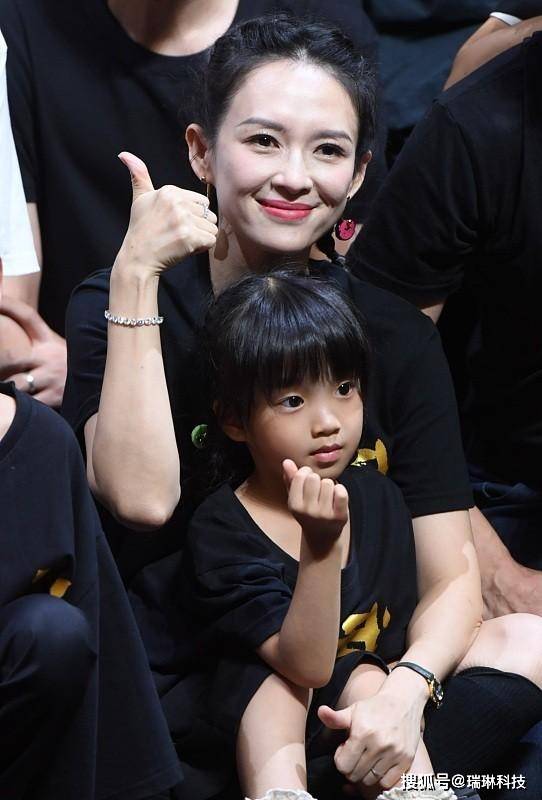 冷色 章子怡首次当导演笑容藏不住，扎双麻花辫挺显嫩，真看不出年纪感