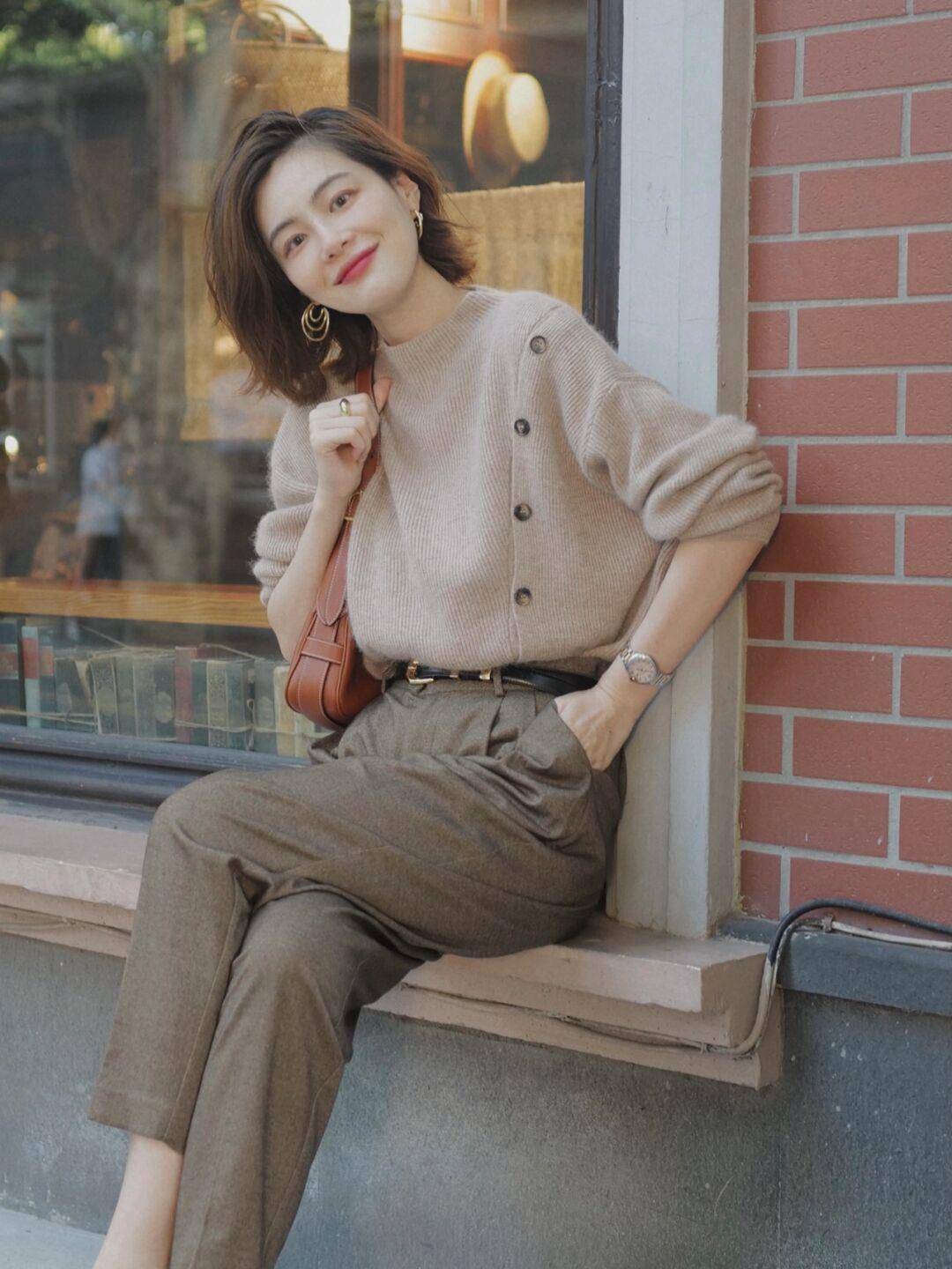 进行 秋天还在穿黑白配？今年流行“大地色”，让你轻松穿出不俗气质