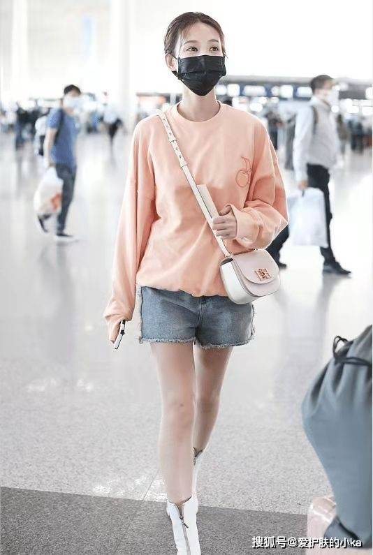 卫衣 ?李一桐“上长下短”好时髦，粉色卫衣青春显嫩，元气满满似学生妹