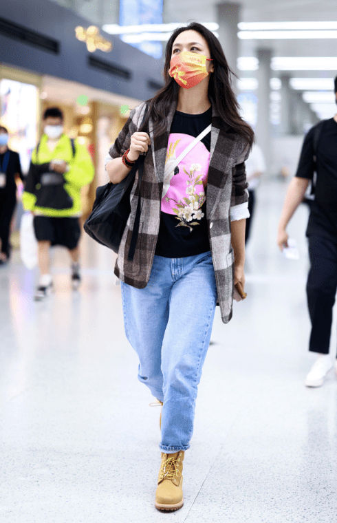 黑色 汤唯气质没咋变,格纹外套搭牛仔裤利落有型,会搭配40+不显老