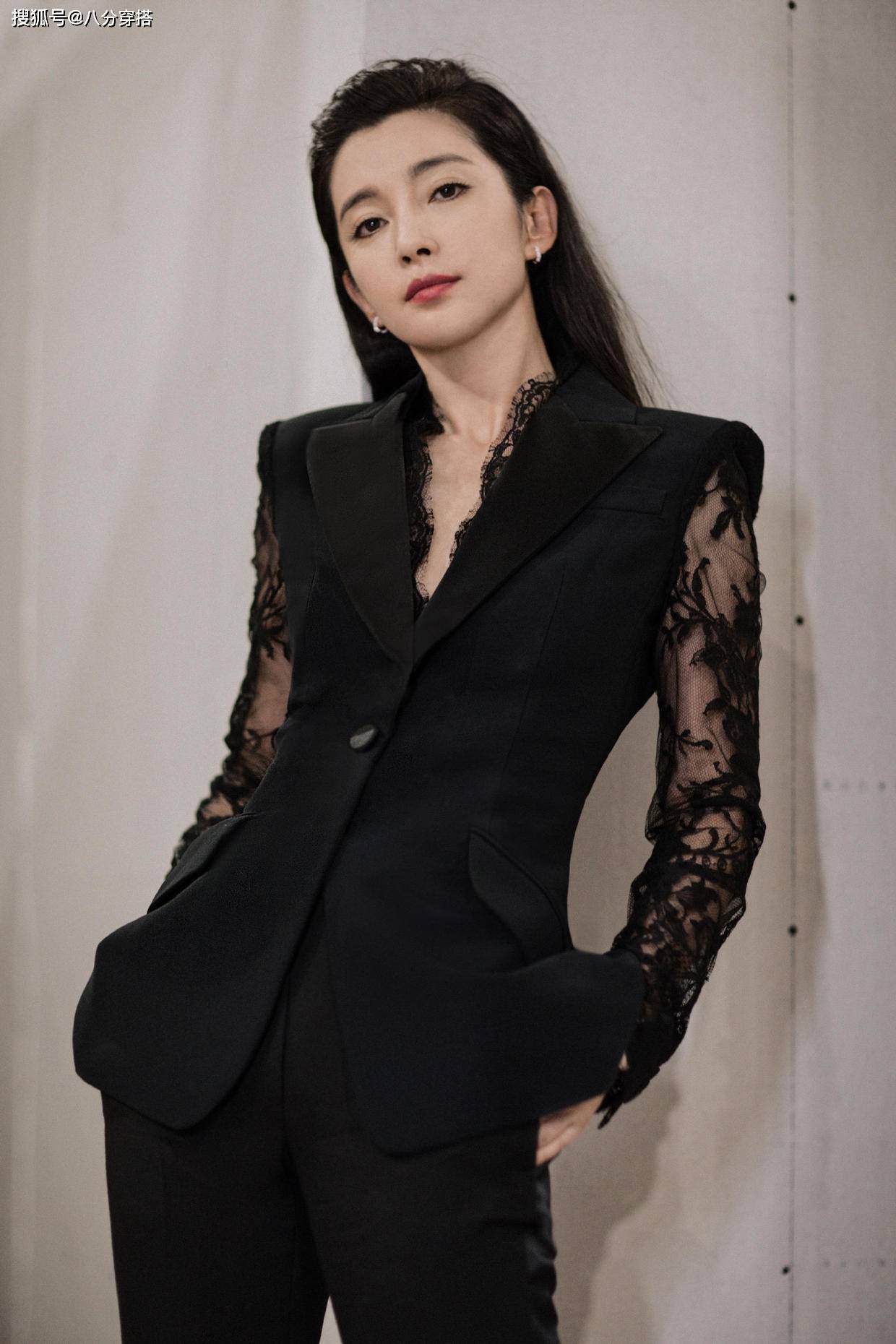 李冰冰 李冰冰新造型太美，绿毛衣配印花半裙大玩少女风，青春减龄好惹眼