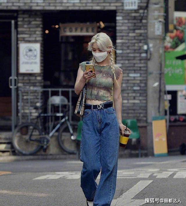 个性 人间真实”的首尔街拍：皮肤黑、个子矮，但仅凭“穿搭”就赢了