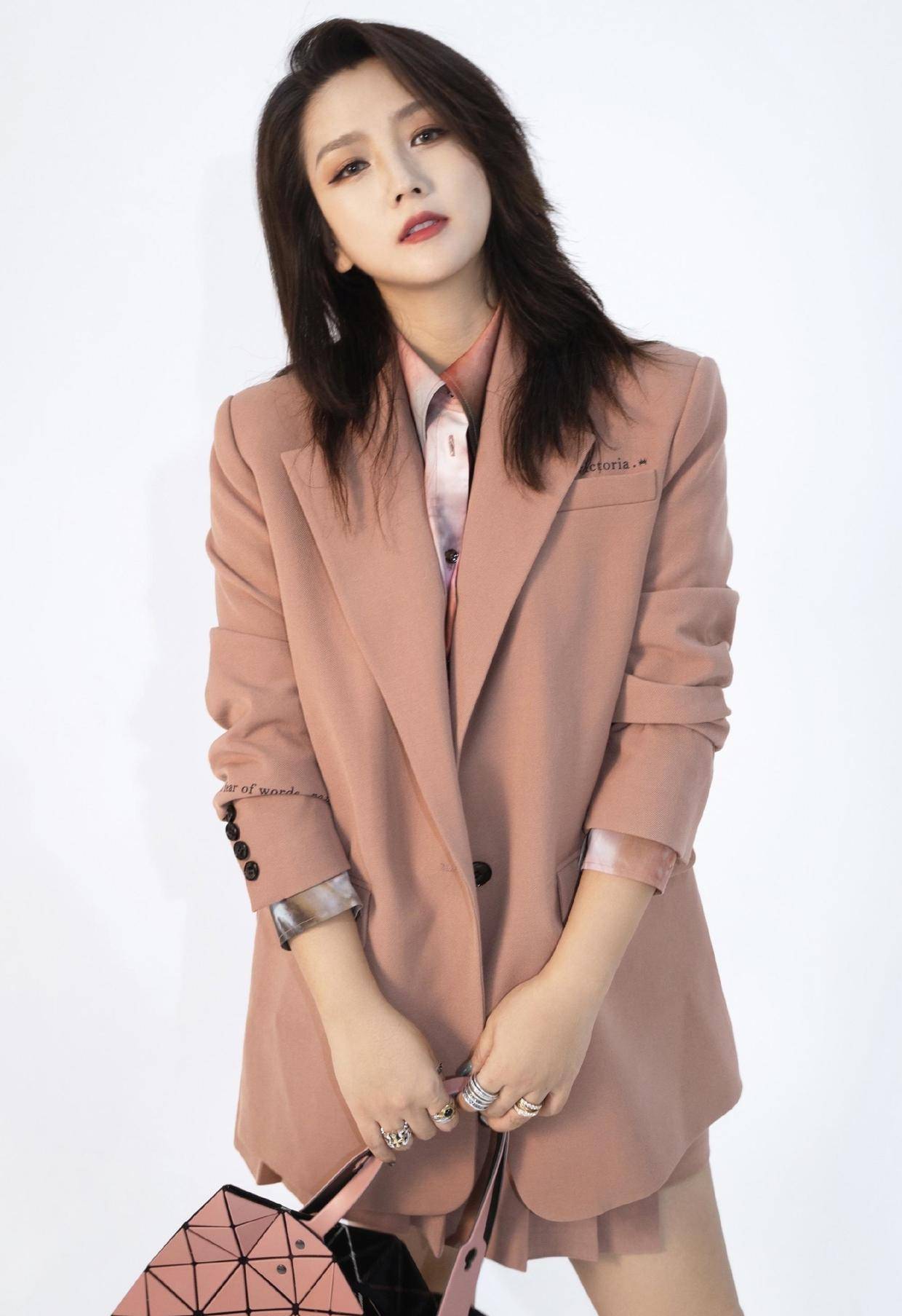 原创何洁衣品真让人佩服穿西装大玩下衣失踪自然发型显气质