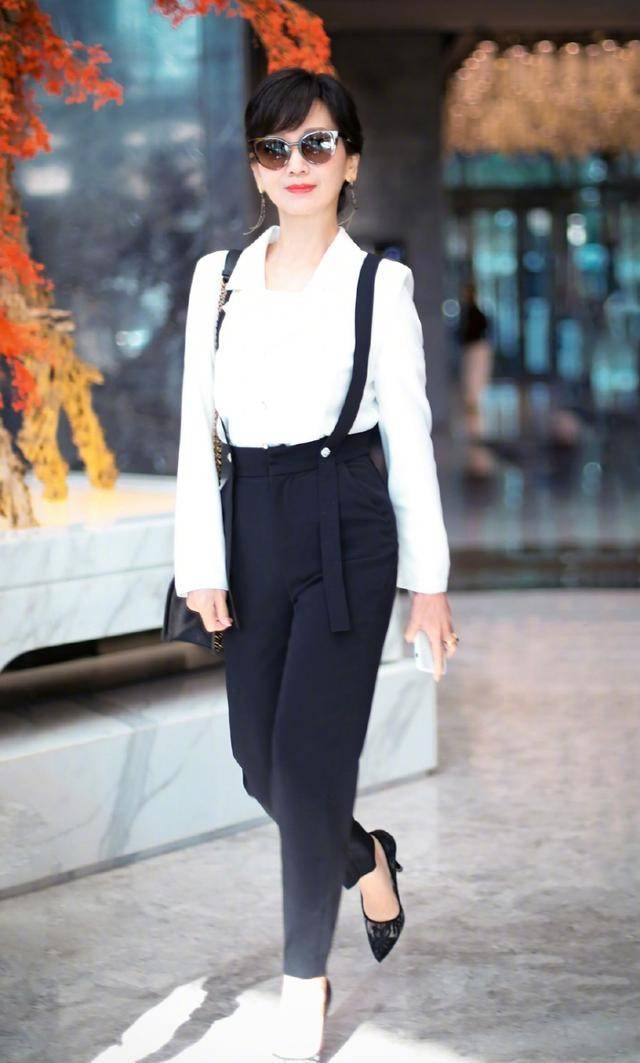 身姿 赵雅芝确实有扮嫩资本，66岁身姿仍窈窕，穿背带裤活力四射真青春