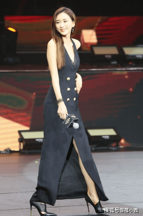 身材“林志玲”一把年纪还这么大胆，穿透视衣走机场，真不怕老公吃醋