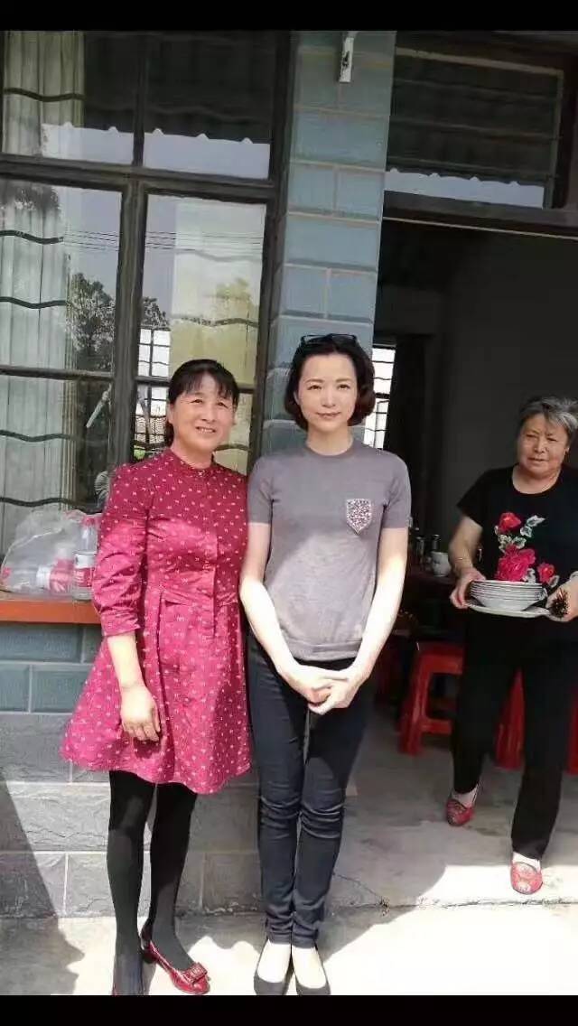 皮肤董卿气质好是包装出来的，素颜土黄皮松，驼着背俨然一个老阿姨！